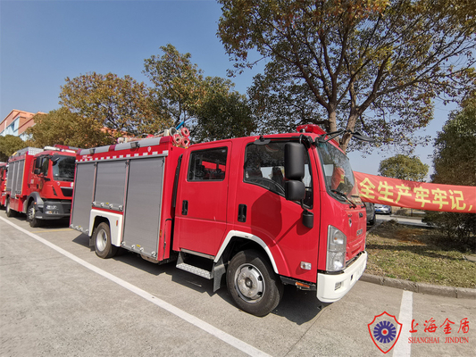 Isuzu Şasi 4x2 Sürüş Ticari Yangın Engini 30 L/s pompa akış hızı ile donatılmıştır